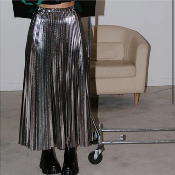 Dressed in LALA Metallic Pleated Midi Skirt in Sterling Silver - Picture 2 of 5